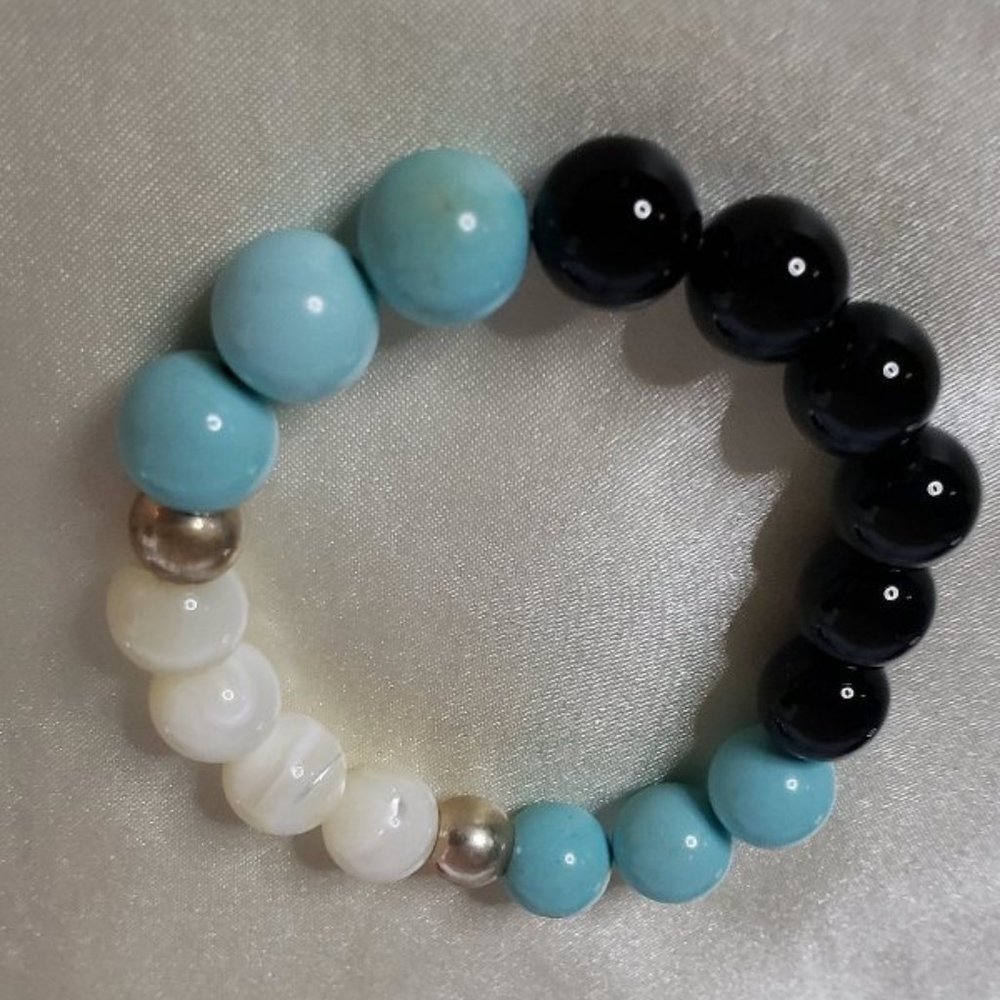 Turquoise, mother of pearl, & black onyx bracelet - Picture 4 of 5
